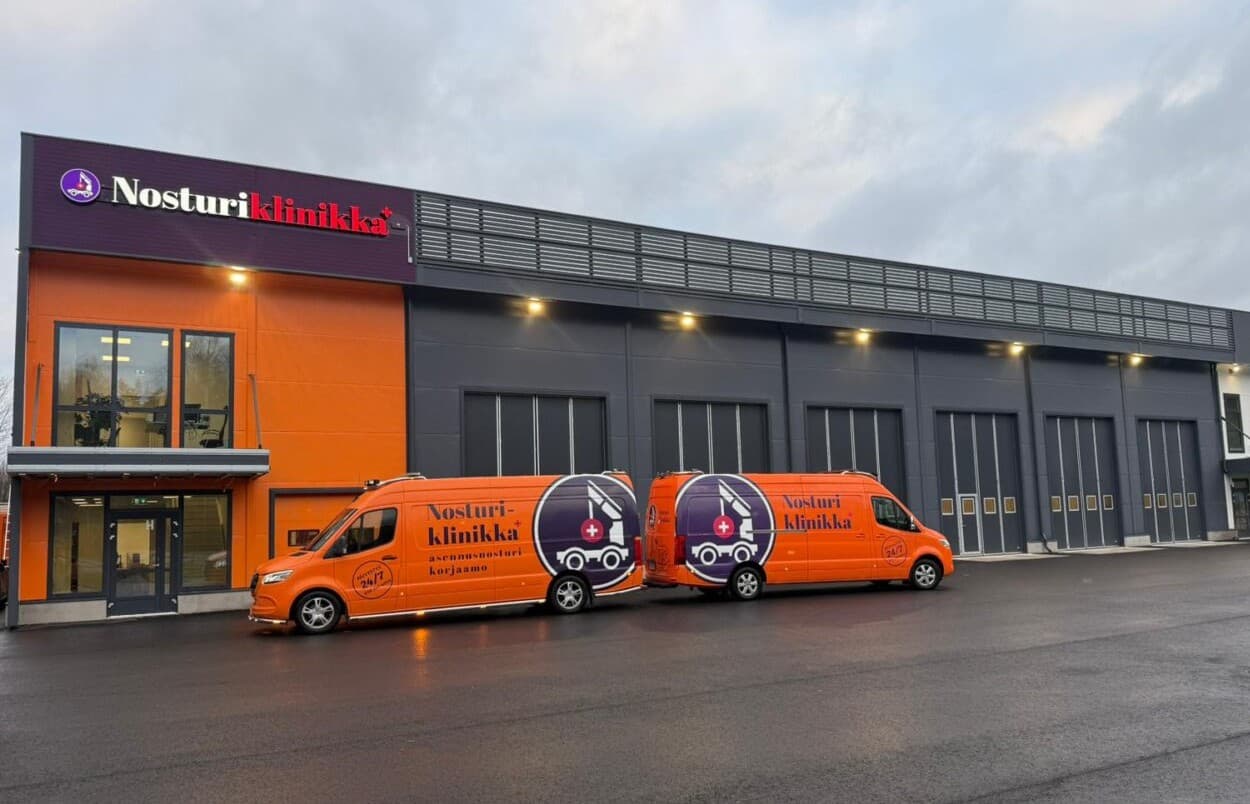 Nosturiklinikan korjaamohalli ja huoltoautot Tuusulassa